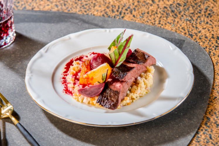 Ganzenborst met bulgur en bereidingen van biet