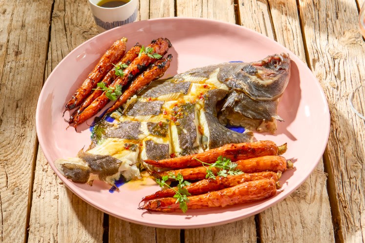 Gebarbecuede schol met gepofte bospeen en chilidressing