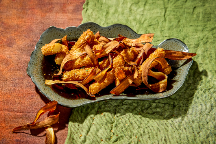 Gefrituurde schorseneren met rode curry panko en schorsenerenchips