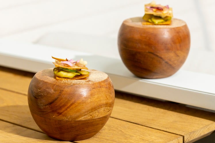 Appetizer gegrilde courgette, perzik en aardappel