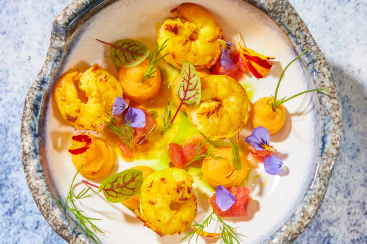 Geroosterde gamba’s met zoete aardappelcrème en een knoflook-tomatenvinaigrette