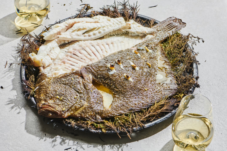 Geroosterde hele tarbot van de Big Green Egg