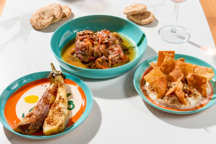 Gestoofde lamsnek van de barbecue met labneh en aubergine