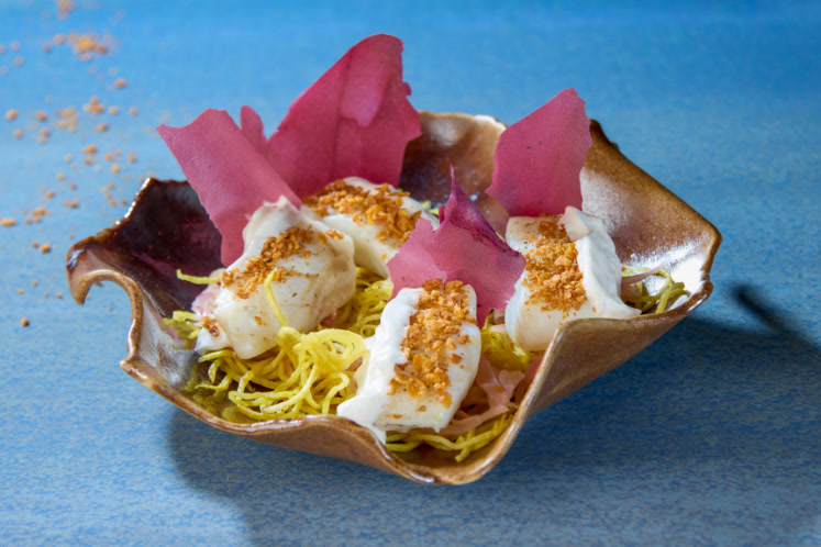 Gestoomde kabeljauw, espuma van kokos, zoetzuur en spaghetti van aardappel