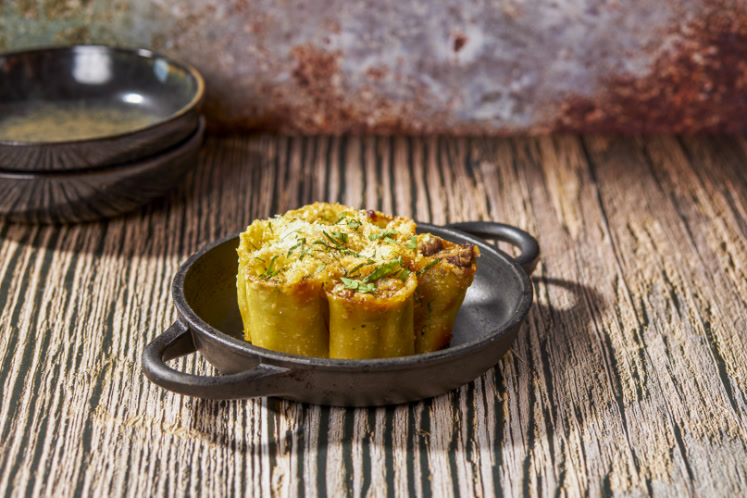 Gevulde paccheri met ragout van reenek, knolselderij en lavas