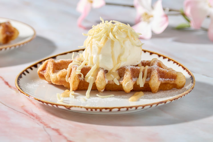 Golden croissantwafel met witte chocolade roomijs