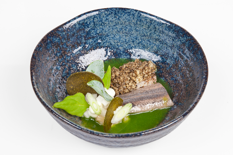 Haring gegaard in room met sushi-rijst