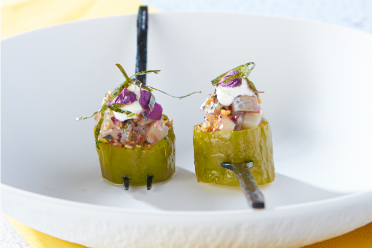 Haringtartaar met zoetzure mini-komkommer en furikake ume