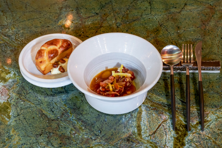 Hartige brioche geserveerd met beurre noisette en gerookte ribeye