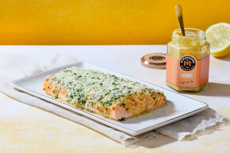 Zalm met een honing-mosterdkorst