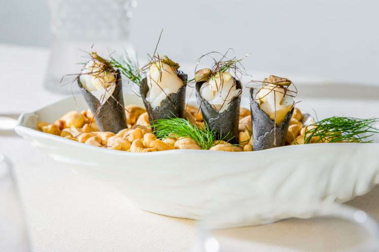 Cornets avec carpaccio de coquille Saint-Jacques et algues — extra image