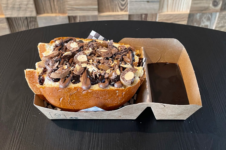 Ice Bun met chocolade-ijs, Nutella en amandel