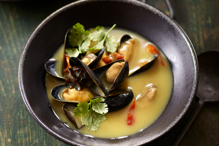 Kerriesoep uit met Zeeuwse mosselen en koriander