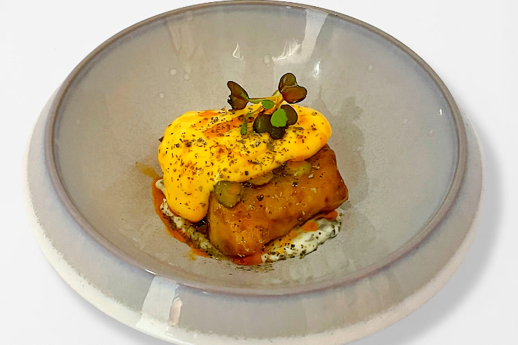 Kibbeling met zoetzure jalapeñosaus en schuim van chili-olie