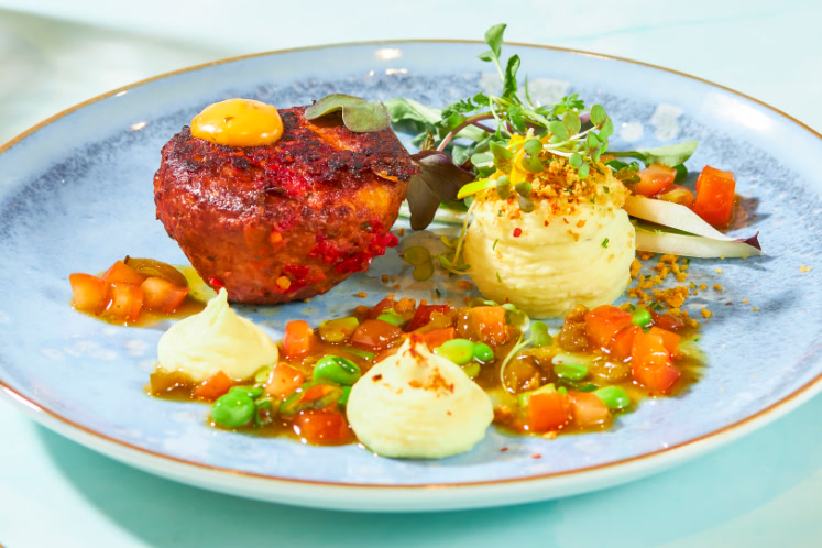 Kipgehaktbal met pastinaakpuree, groene linzen en gemarineerde paprikastukjes