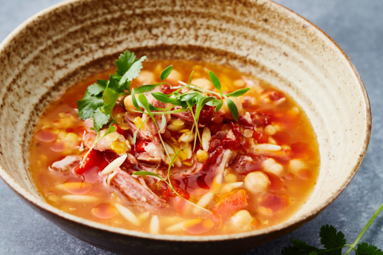 Harira met lamsvlees, orzo en harissa