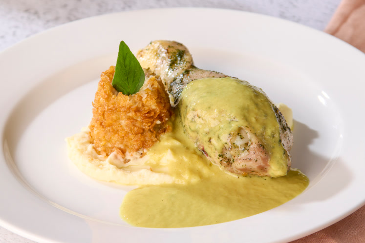 Krokant rolletje van kippendij, kipdrumstick met escargots kruiden, crème van aardappelgratin en kerrie-preisaus