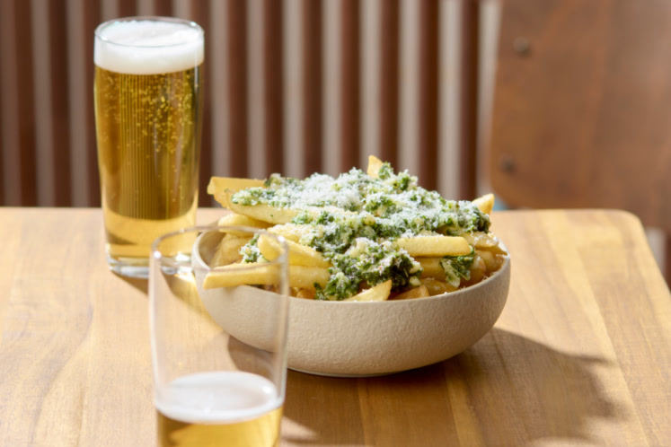 Loaded fries met pesto en Parmezaanse kaas