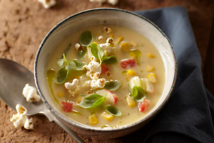 Maïssoep met surimi en popcorn