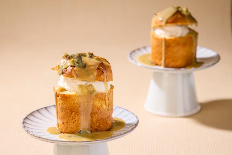 Mini panettone met vanilleijs en pistache-witte chocoladesaus