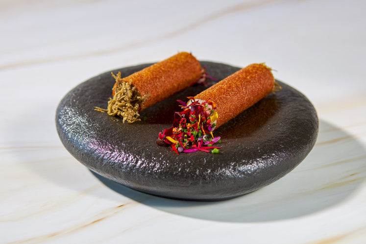 ‘De Sigaar’ van Piemiento Rojo met cèpes, eendenrillette en verse truffel