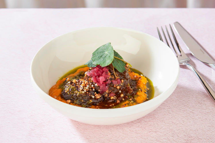 Gestoofde hertenwang met wortelpuree