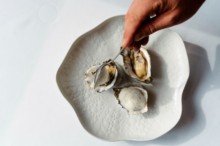 Oesters met Tomasu witte wijnsaus