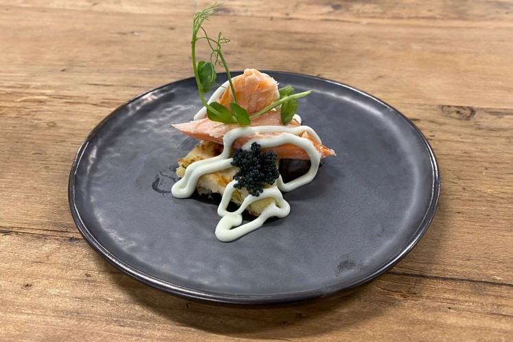 Okonomiyaki met warm gerookte zalm, masago wasabi en ponzu citrus mayonaise