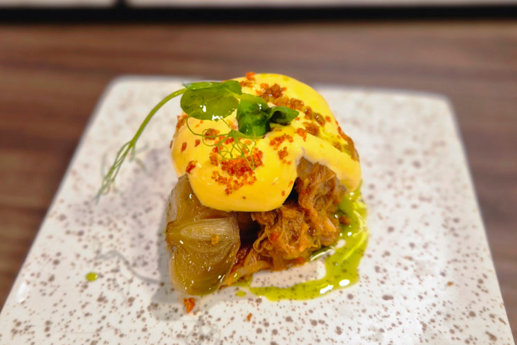 Vol-au-vents with pulled pork, cipolline and nduja-Hollandaise