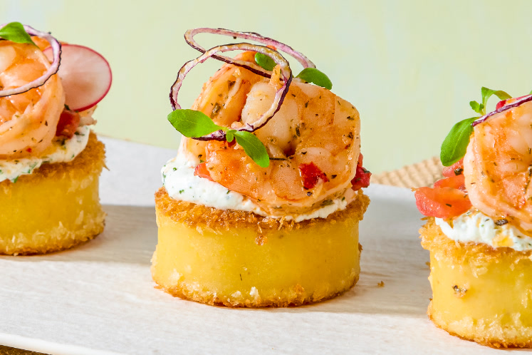 Gepaneerde aardappel-polentarol met hangop en gamba's