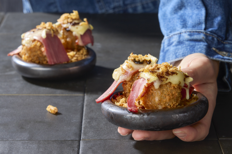 Peking eend bitterbal met gerookte eend