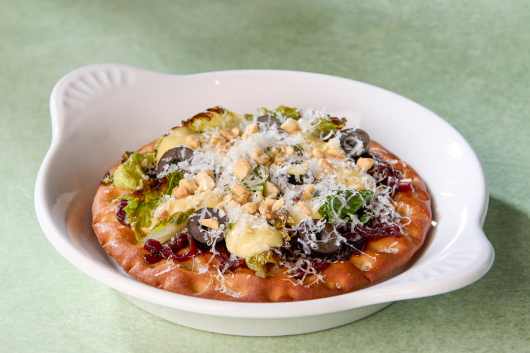 Pissaladière met rode uien marmelade, geroosterde Romainse sla en honing-lavendelsaus