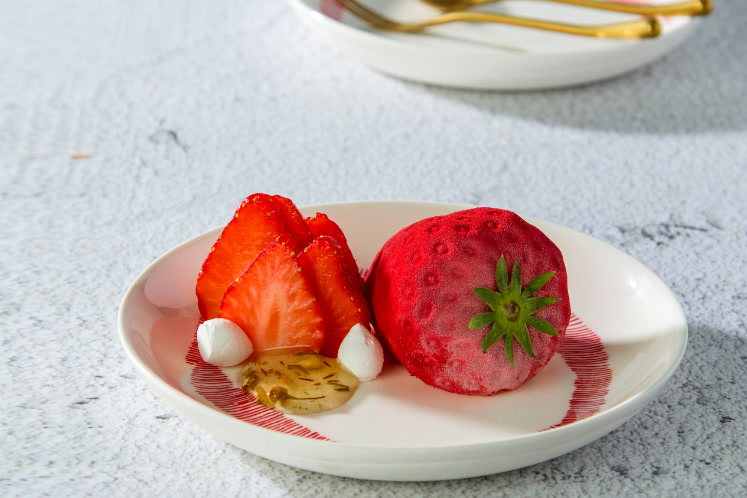 Aardbeiendessert met hibiscusbloemen