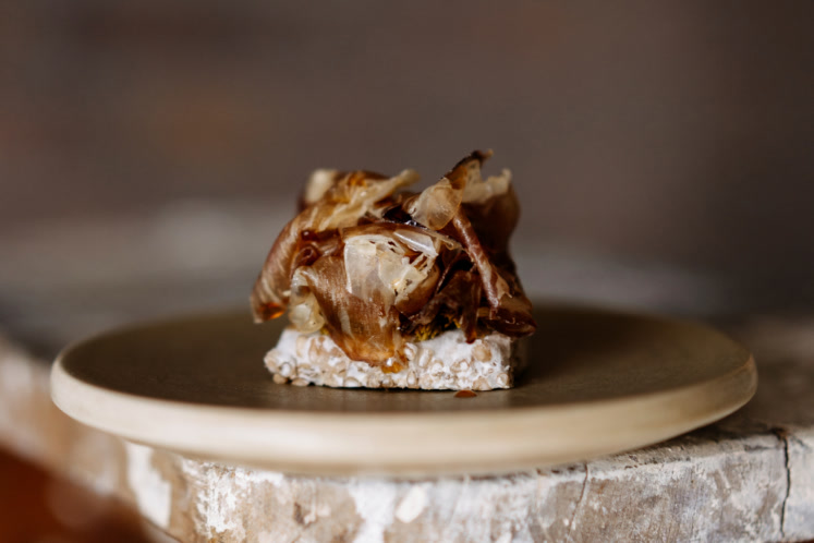 Kojicake met groene kruisbessen, entrecote en zwartebessentamari