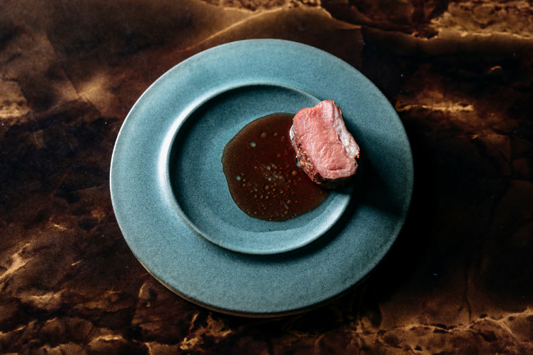 Lam met gefermenteerde aardbei en zwarteknoflookjus