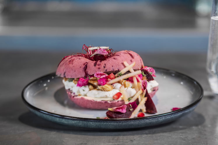 Purple Bagel met geitenkaas, walnoot en honing-mosterd