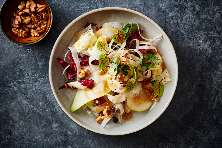 Radicchiosalade met peer, Bastiaanse blauwe en walnoten