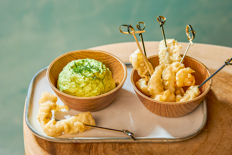 Ravigottesaus-espuma met tempura van zeebaars