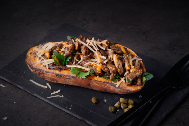 Redefine Meat pulled beef op een zoete aardappel met za'atar en gekarameliseerde uienringen