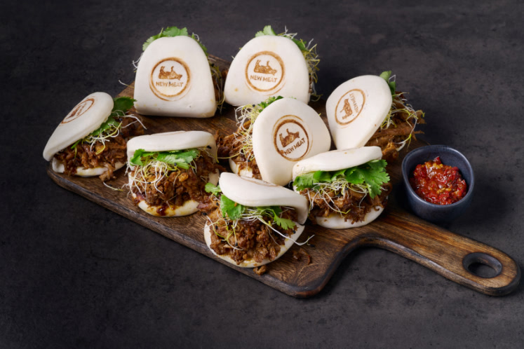 Redefine Meat pulled pork in een steamed bun met soy en black garlic glaze