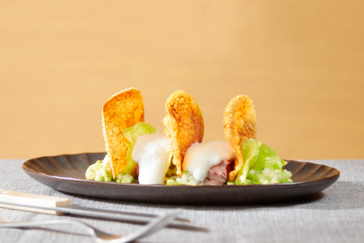 Salade met gegrilde entrecôte en saus van Delice de Bourgogne