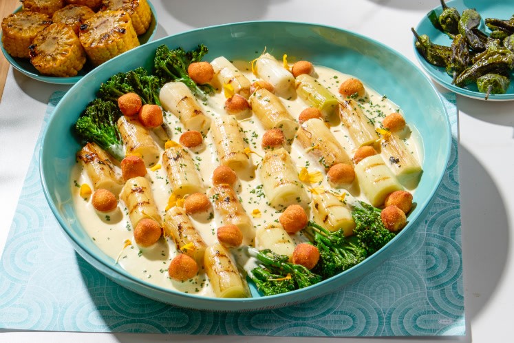 Sharing veggies: geblakerde prei, zoete aardappel gnocchi en geschroeide bimi