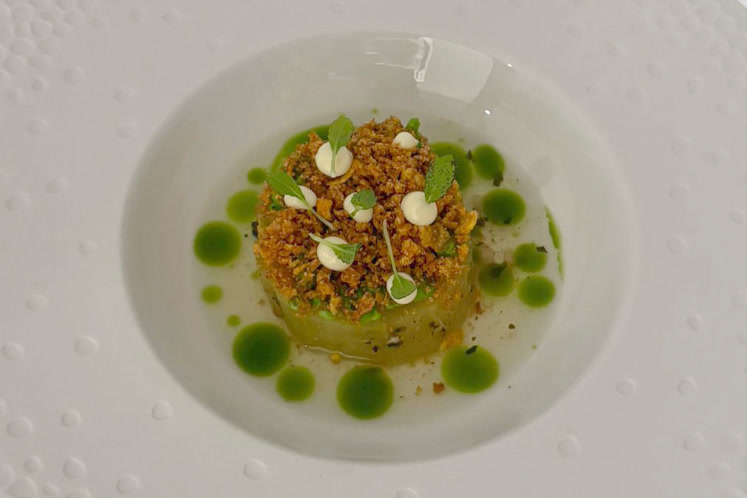 Sous-vide gegaarde aubergine met tomaat, peterselie en crème fraîche