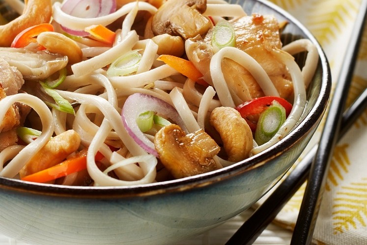 Gewokte speltnoedels met shii take en gefrituurde tofu