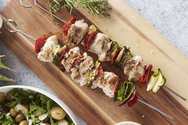 Spiesen van zeeduivel, chorizo en courgette