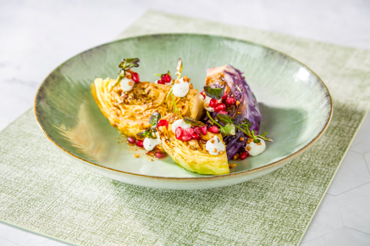 Spitskool, vadouvan en roze peper hangop