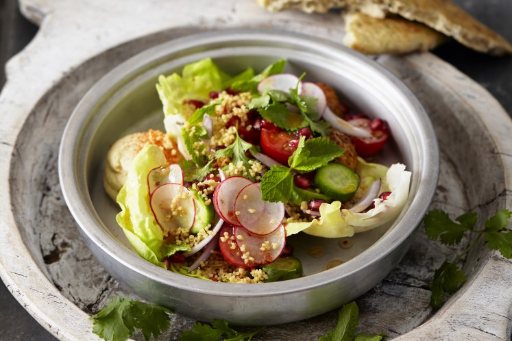 Taboulé couscous salade met falafel en hummus
