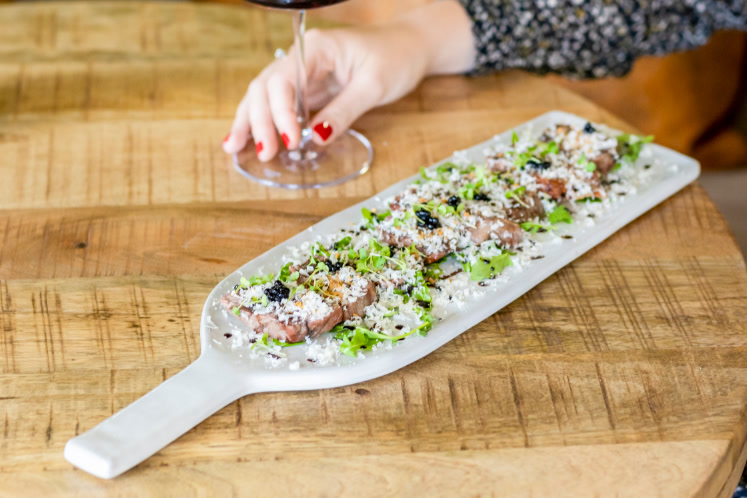 Tagliata d'entrecôte avec parmesan, balsamique et roquette — image