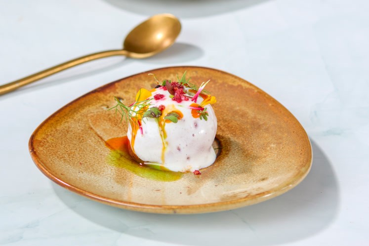 Tomaatje met schapenkefir, harissa en Spianata Romana