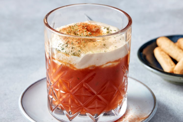 Tomaten-paprikasoep met paprikaschuim